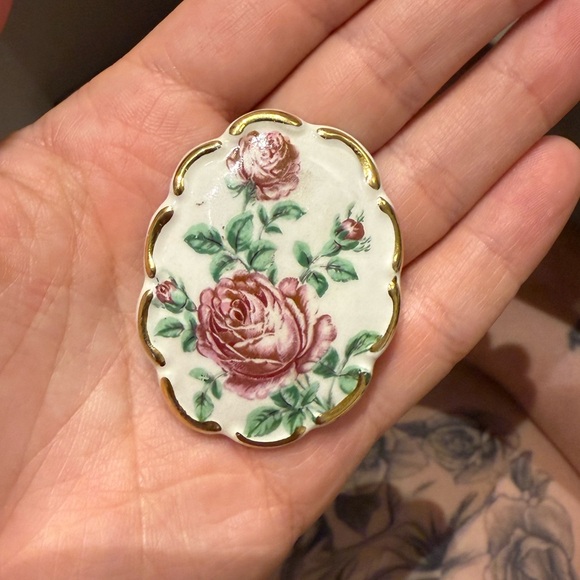 Vintage Art Nouveau Floral Porcelain Ceramic Brooch with Gold Accents - Picture 2 of 3